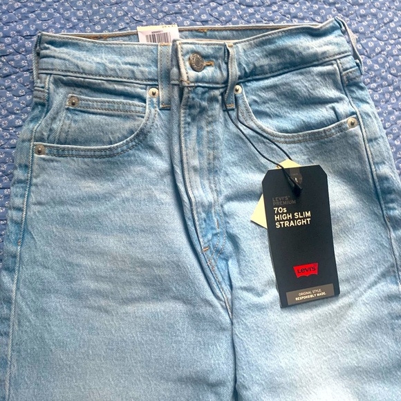 Levi’s High Rise Straight Light Wash - Picture 6 of 7